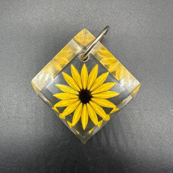 Vintage Carved Lucite Pendant Key Ring Yellow Daisy Flower Power 1970s Retro - Picture 2 of 11